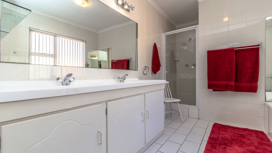 5 Bedroom Property for Sale in Sandbaai Western Cape
